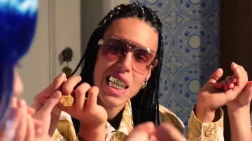 Gafas de sol de Candy Ken en Candy Ken - Versace Medusa Gold (Prod. Vamos Radio)
