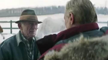 El sombrero de Willis (Lance Henriksen) en Falling