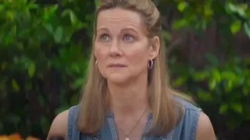 The earrings of Sarah (Laura Linney) in Falling