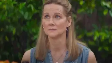 The earrings of Sarah (Laura Linney) in Falling