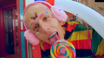 Cache oreilles Hello Kitty de Candy Ken dans Candy Ken - Basic Bitches ft. Bainshe (Prod. Lets Go Radio)