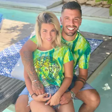 T-shirt Versace worn by Carla Moreau on the account Instagram of @carlamoreau_____ 