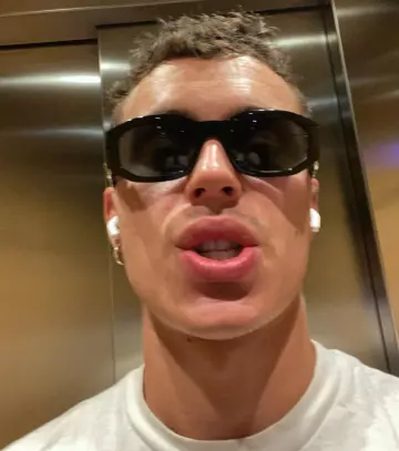 Sunglasses worn by Aron Piper on the account Instagram of @aron.piper