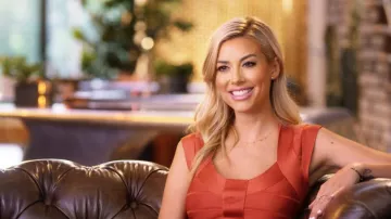 Vestido coral usado por Heather Rae Young en Selling Sunset (S02E01)