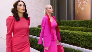 Rose blazer porté par Christine Quinn dans la Vente de Coucher de soleil (S03E02)