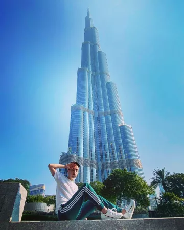 Jogging Adidas green worn by Hugo Posay account on the Instagram of @hugop0say