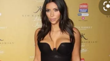 La robe moulante noire portée par Kim Kadarshian sur le tapis rouge de l'événement Spice Market