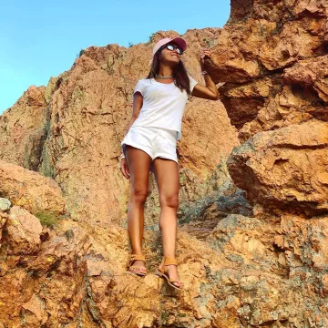 The sandals camel of Karine Ferri on the account Instagram of @karineferri