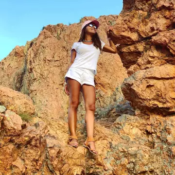 Les sandales camel de Karine Ferri sur le compte Instagram de @karineferri