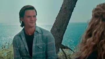 The shirt green water/blue young Sam (Jeremy Irvine) in Mamma Mia ! Here We Go Again