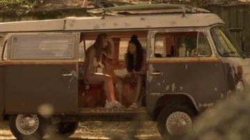 Sandalias blancas usadas por Kiara (Madison Bailey) en Outer Banks (S01E07)