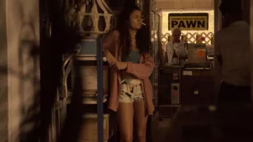 Camisa abotonada de melocotón usada por Kiara (Madison Bailey) en Outer Banks (S01E07)