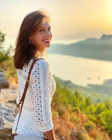 The mini dress openwork look bohemian chic in lace and embroidery of the Ophelia Miller on the account Instagram of @opheliemeunier