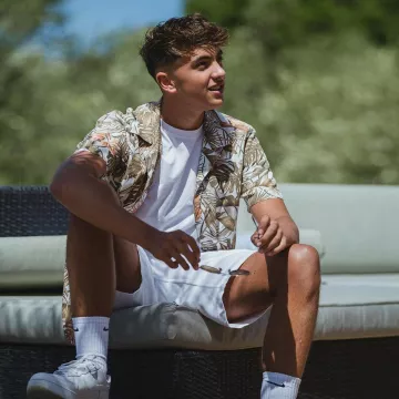 La chemise à motif palmier portée par Inoxtag sur le compte Instagram de @inoxtagytb