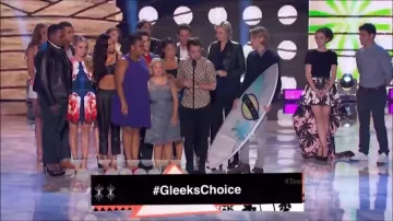 Robe portée par Becca Tobin dans Lea Michele's speech - Glee Cast Cory Monteith Tribute Teen Choice Awards