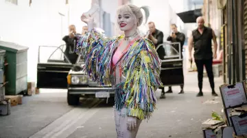 Chaqueta de disfraz con flecos usada por Harley Quinn (Margot Robbie) en los atuendos de la película Birds of Prey (y la fantástica emancipación de una Harley Quinn)
