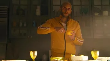 Chaqueta deportiva de Fernando vera Elliot Villar en la serie Mr. Robot