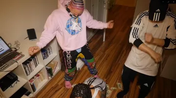 Pantalon Adidas de Candy Ken dans Candy Ken - Basic Bitches ft. Bainshe (Prod. Lets Go Radio)
