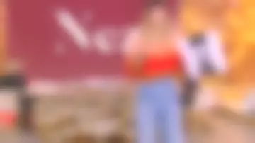 The high waist jeans with pleats and carrot cut of Daphné Bürki in I love you etc ... the 17.08.2020