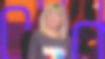 The black t-shirt printed rainbow COOL on the front of Mélanie Page in Everyone has a say in the 17.08.2020