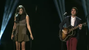Jupe portée par Naya Rivera dans Darren Criss & Naya Rivera - Valerie [Kids Inaugural Concert 2013]