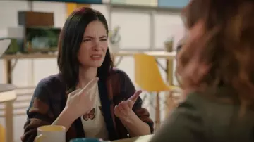 Tee shirt dans Zoey et son incroyable Playlist (S01E09)