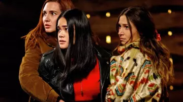 Atuendos de Wynonna Earp: Waverly Earp (Dominique Provost-Chalkley) usa un abrigo de piel estampado en el episodio 4 de la temporada 4