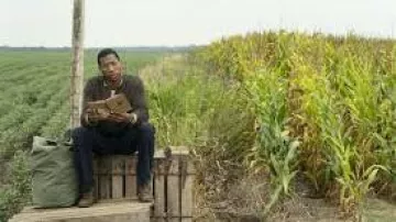 Veste Wool Blend portée par Atticus Freeman (Jonathan Majors) dans les tenues de la série télévisée Lovecraft Country (saison 1 épisode 1)