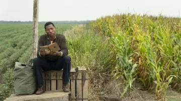 Veste Wool Blend portée par Atticus Freeman (Jonathan Majors) dans les tenues de la série télévisée Lovecraft Country (saison 1 épisode 1)