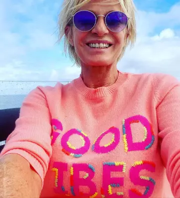 El suéter de cachemira GOOD VIBES de Sophie Davant en la cuenta de Instagram de @sophie_davant