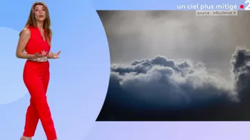 The combination V-neck cinched Red of Chloé Nabédian in the Weather of France 2 the 18.08.2020