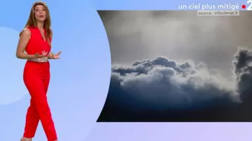 The combination V-neck cinched Red of Chloé Nabédian in the Weather of France 2 the 18.08.2020