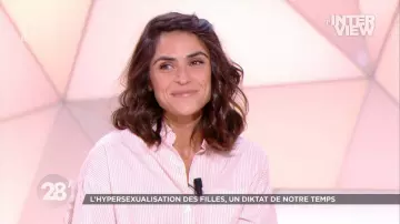 The oversize shirt with pink stripes, bell sleeves elbow length of Sonia Chironi in 28 minutes on the 17.08.2020