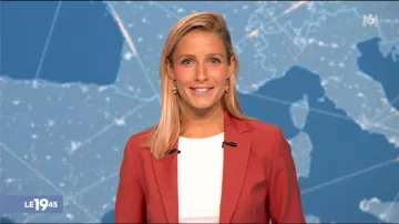 The jacket with tailored collar in raspberry lyocell of Florence Trainar in The 19:45 the 18.08.2020