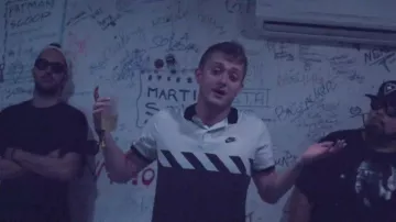 Le polo Nike porté par Vald dans son clip Trophée