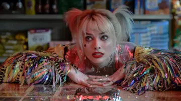 Chaqueta de flecos multicolor usada por Harley Quinn (Margot Robbie) en el vestuario de Birds of Prey (y la fantástica emancipación de una Harley Quinn)