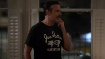 Joe Arthur Gatestack T-shirt porté par Ted Lasso (Jason Sudeikis) dans Ted Lasso (S01E01)
