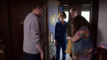 Salopette bleue / combinaison portée par Casey Gardner (Brigette Lundy-Paine) dans Atypique (S03E04)