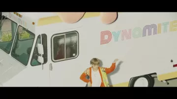 Cardigan lambrissé imprimé Lanvin Little Nemo en rouge porté par Jungkook dans le clip officiel de Dynamite par BTS