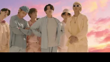 Chemise bleu claire et tee shirt gris de BTS dans le clip BTS (방탄소년단) 'Dynamite' Official MV