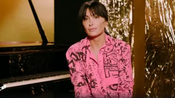 La blouse en crêpe imprimé rose de Jenifer dans The Voice Kids le 22.08.2020