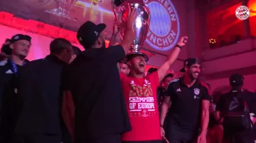 Camiseta triple 2020 del FC Bayern München usada por Thomas Müller en Así celebra el Bayern la Triple #MiaSanChampions