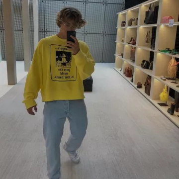 Le sweatshirt Jaune de Cédric Ioo sur son compte Instagram @cedricioo