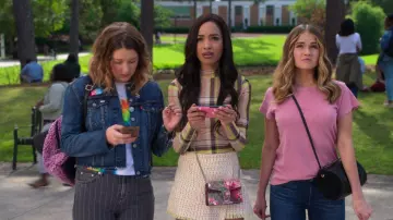 Le t-shirt à col montant près du corps porté par Magnolia Barnard (Erinn Westbrook) dans la série Insatiable