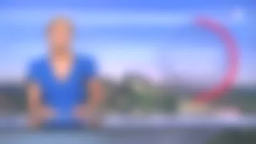 The blue printed dress, wallet, fluid and light of Anne-Sophie Lapix in Journal de 20h de France 2 on 08.24.2020