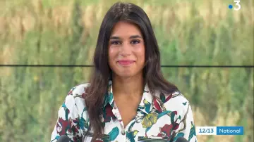 The ecru floral print shirt of Émilie Tran Nguyen in the 12/13, Journal de France 3 of 25.08.2020