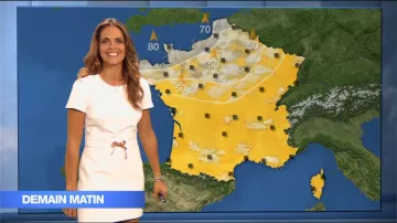 La robe ajustée à manches courtes de Cali Moralès dans la météo de M6 du 24.08.2020