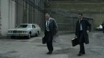Impermeable transparente usado por Bill Tench (Holt McCallany) en Mindhunter (Temporada 2 Episodio 2)