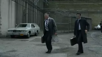 Impermeable transparente usado por Bill Tench (Holt McCallany) en Mindhunter (Temporada 2 Episodio 2)