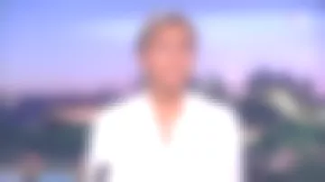 La camisa de cuello tunecino en jacquard blanco de Anne-Sophie Lapix en Journal de 20h de France 2 el 26.08.2020